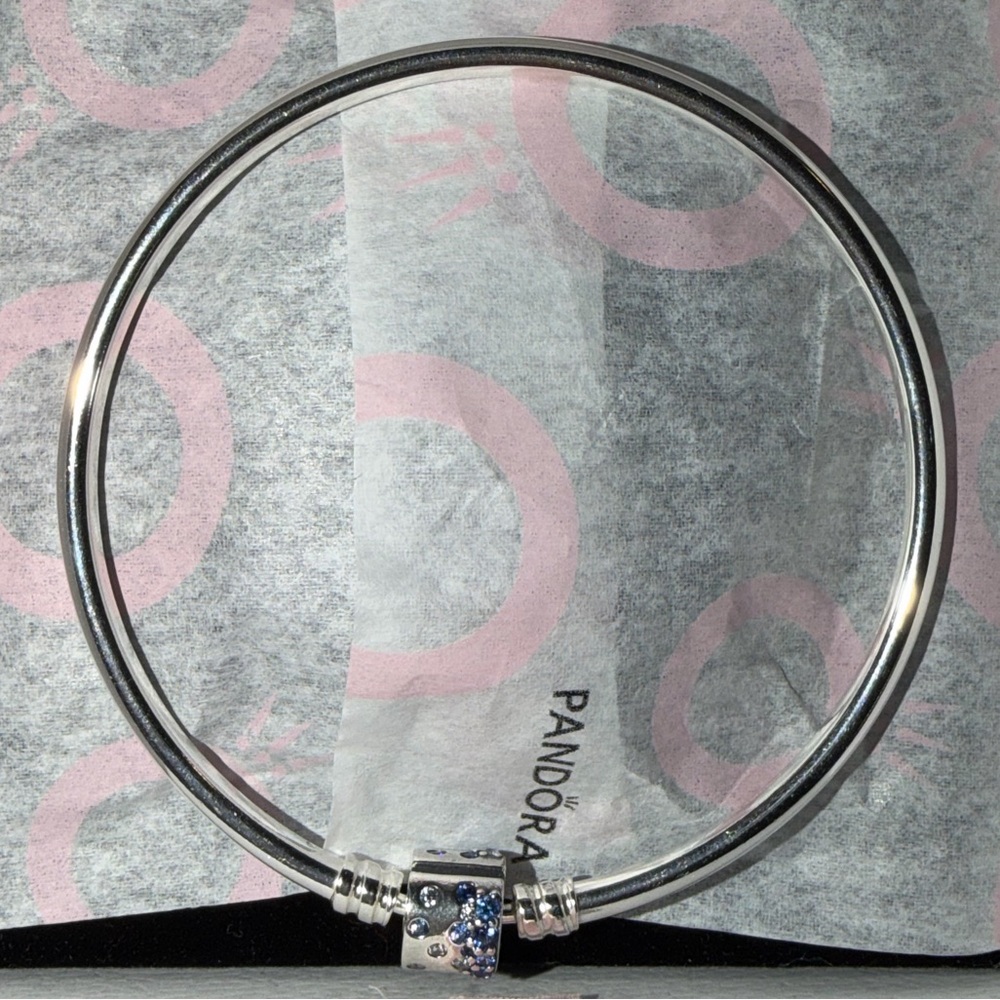 Pandora Limited Edition Sparkling Barrel Clasp Bangle - Picture 3 of 6